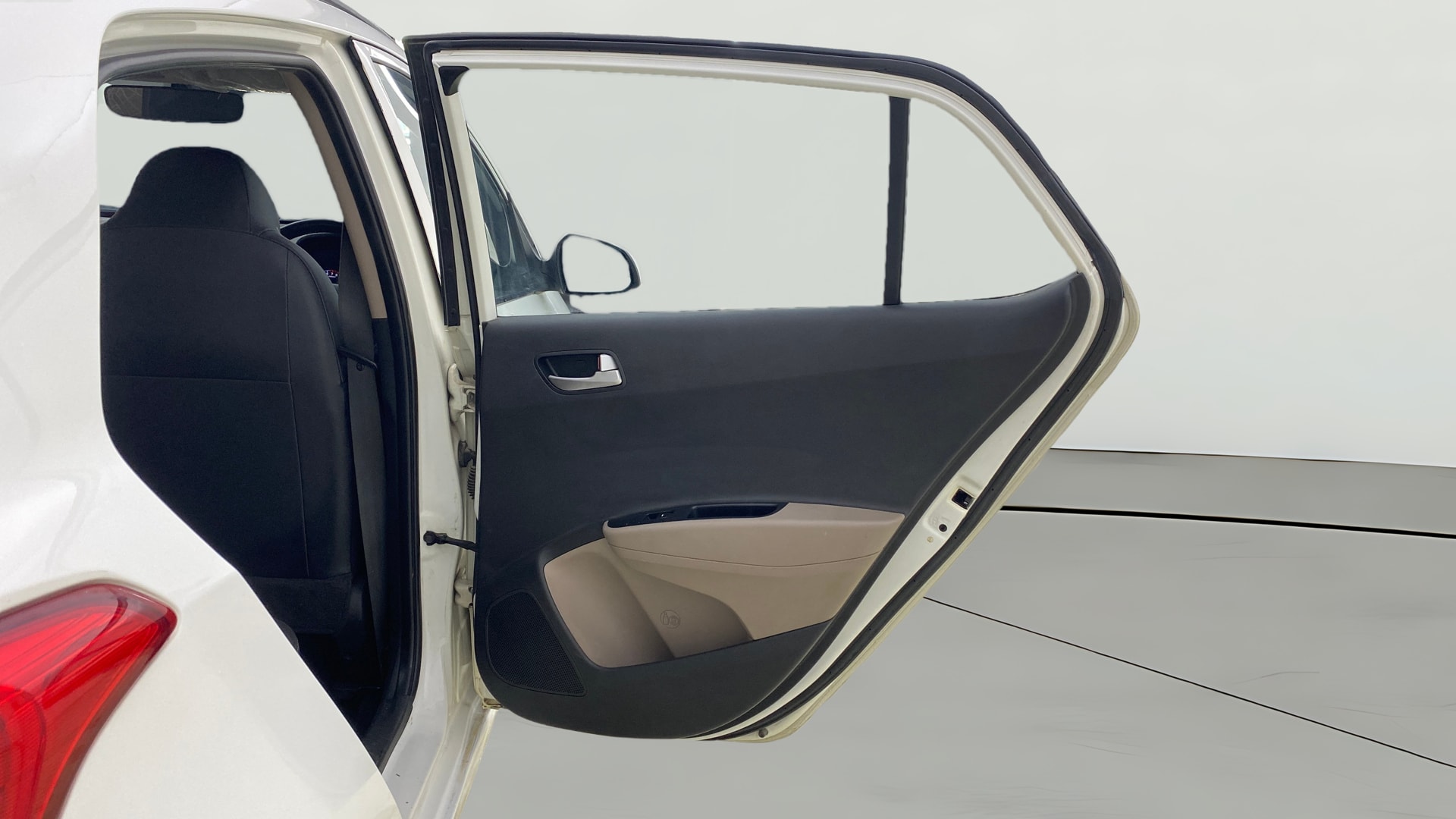View 2015 Hyundai Grand i10 Asta AT 1.2 Kappa VTVT Image 7 Used 2015 Hyundai Grand i10 Asta AT 1.2 Kappa VTVT Image 7