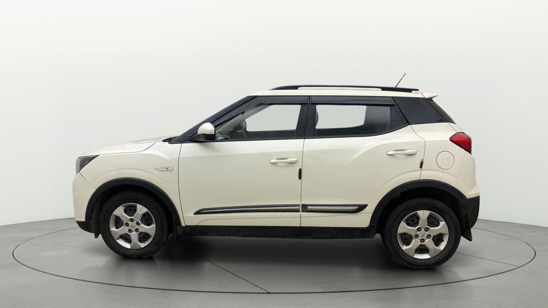 View 2021 Mahindra XUV300 W4 Petrol BS IV Image 5 Used 2021 Mahindra XUV300 W4 Petrol BS IV Image 5