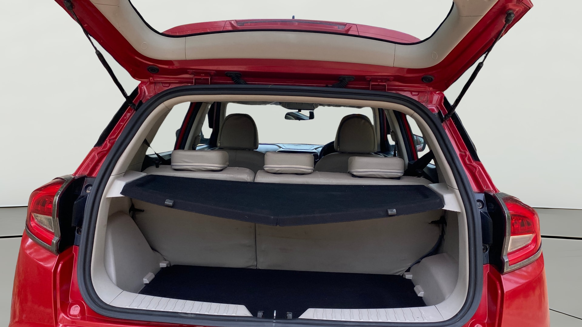 View 2019 Mahindra XUV300 W4 Petrol BS IV Image 41 Used 2019 Mahindra XUV300 W4 Petrol BS IV Image 41