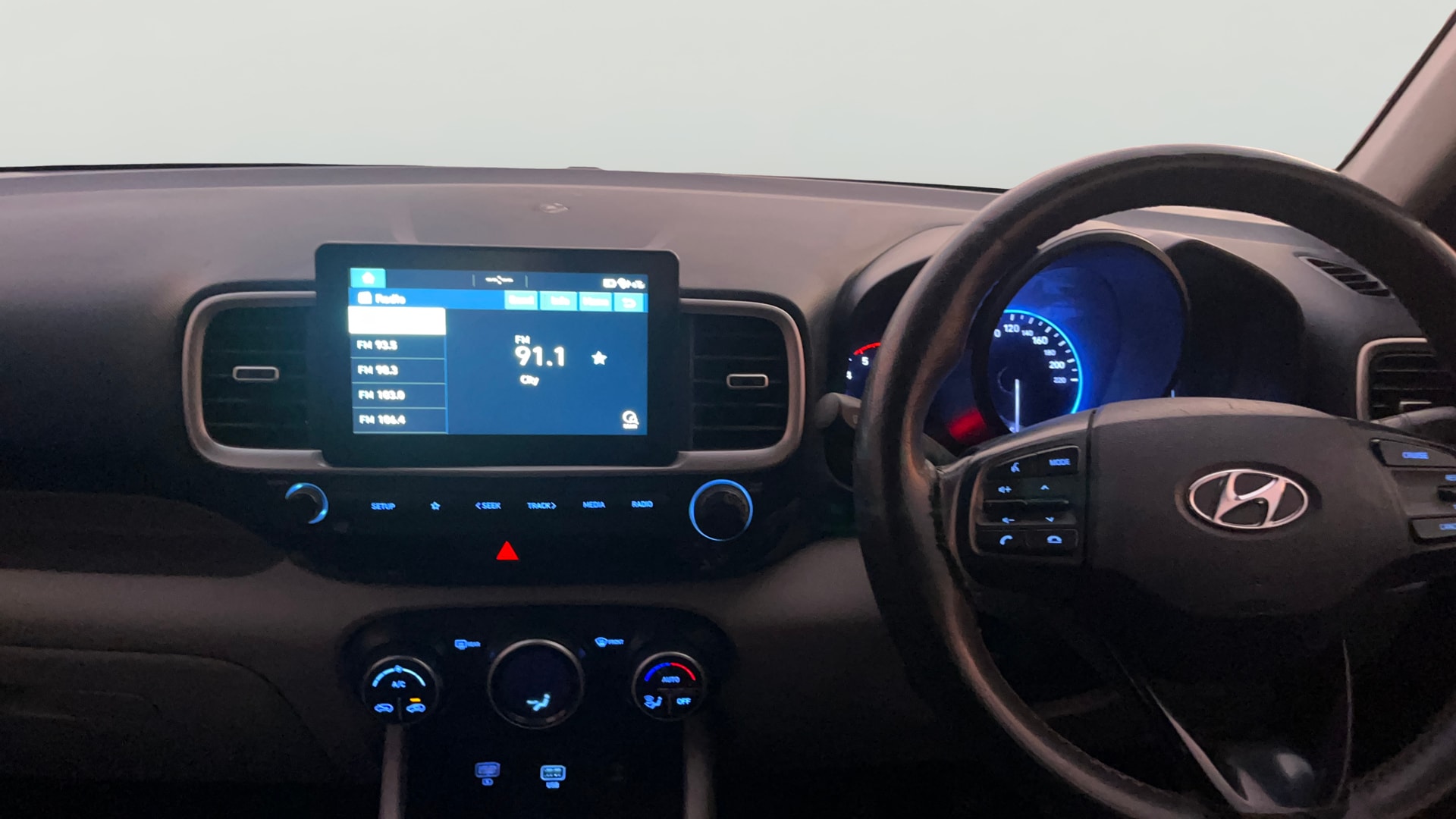 View 2019 Hyundai Venue SX 1.4 Diesel Dual Tone BS IV Image 17 Used 2019 Hyundai Venue SX 1.4 Diesel Dual Tone BS IV Image 17