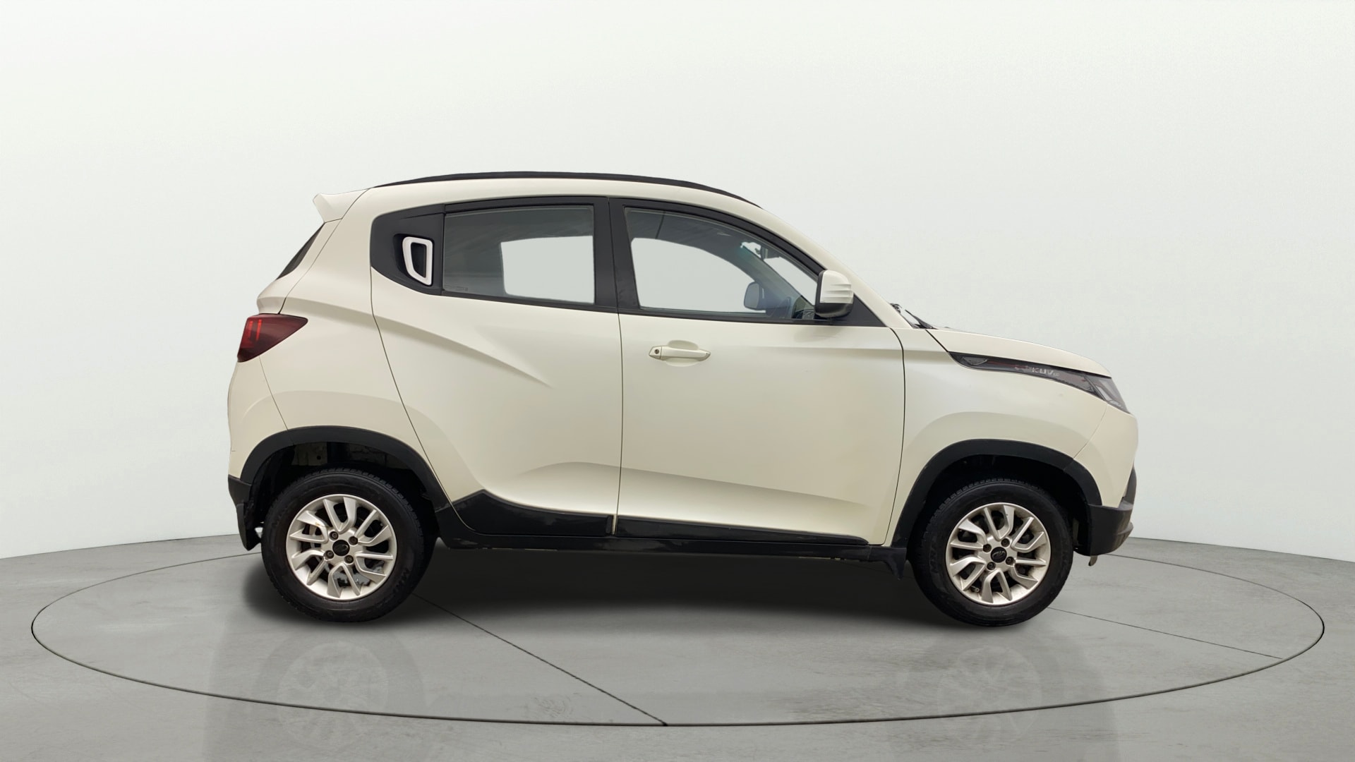 View 2016 Mahindra KUV100 K8 Petrol 5 Seater BS IV Image 8 Used 2016 Mahindra KUV100 K8 Petrol 5 Seater BS IV Image 8