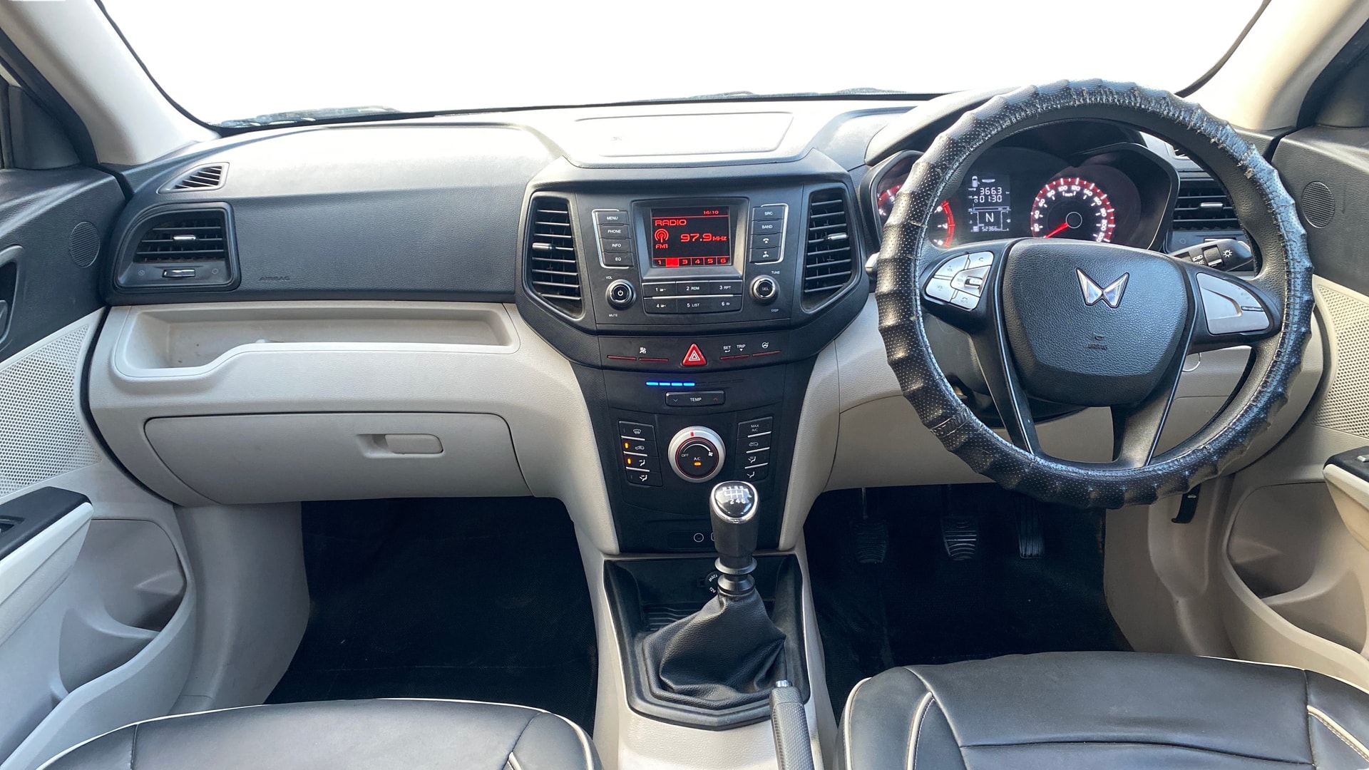 View 2023 Mahindra XUV300 W4 Petrol BS IV Image 15 Used 2023 Mahindra XUV300 W4 Petrol BS IV Image 15