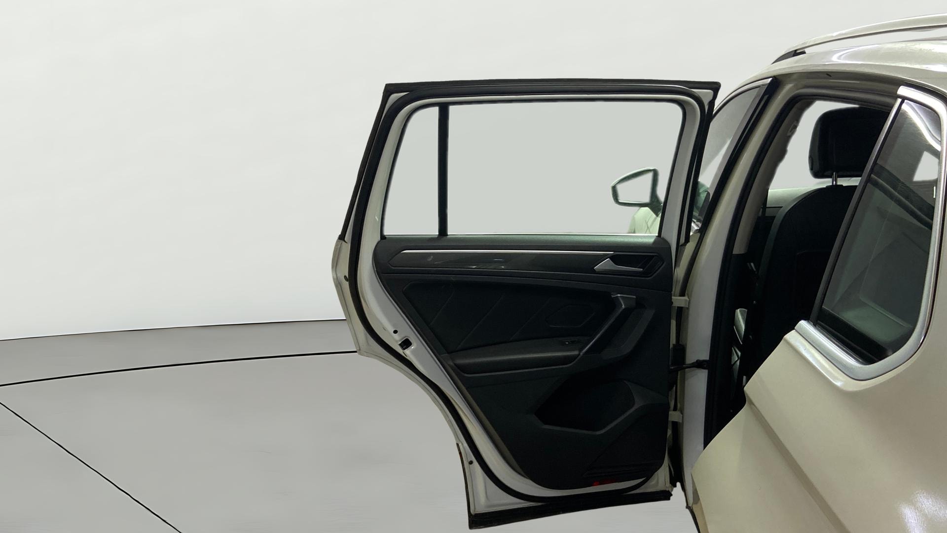 View 2020 Volkswagen Tiguan DSG 4MOTION Comfortline Image 23 Used 2020 Volkswagen Tiguan DSG 4MOTION Comfortline Image 23