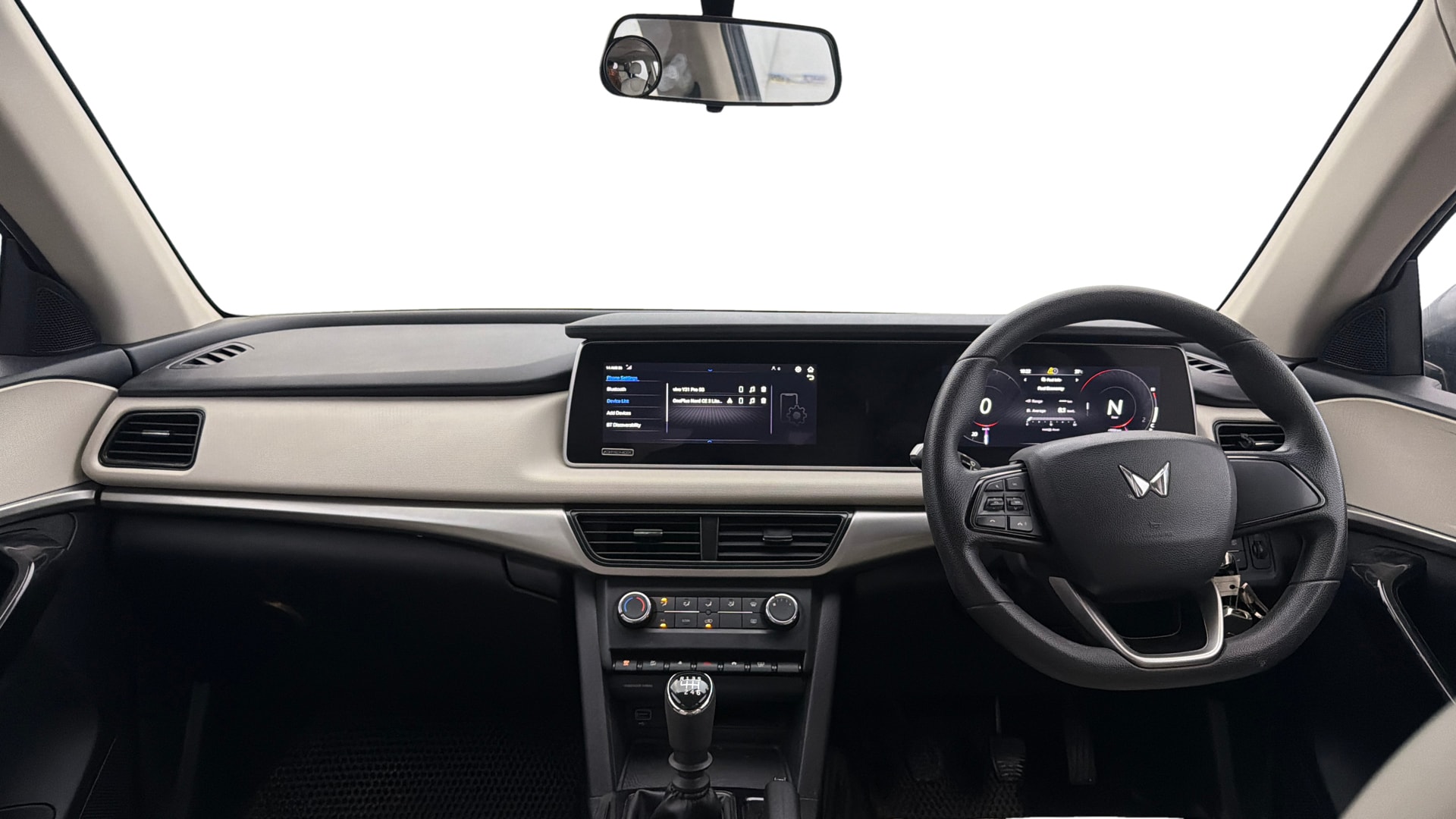 View 2022 Mahindra XUV700 MX Petrol 5 STR Image 15 Used 2022 Mahindra XUV700 MX Petrol 5 STR Image 15
