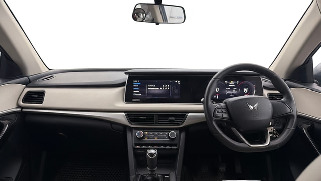 View Mahindra XUV700 Image 15 Used Mahindra XUV700 Image 15