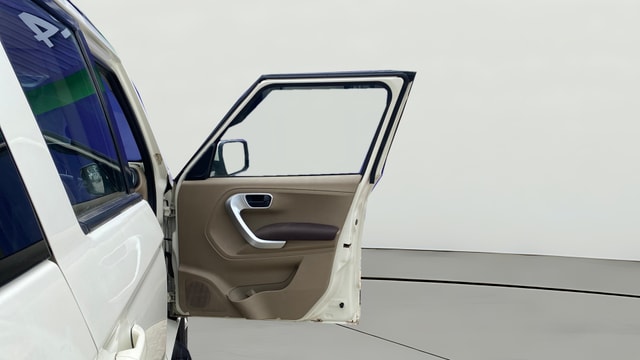 View Mahindra TUV300 Image 45 Used Mahindra TUV300 Image 45