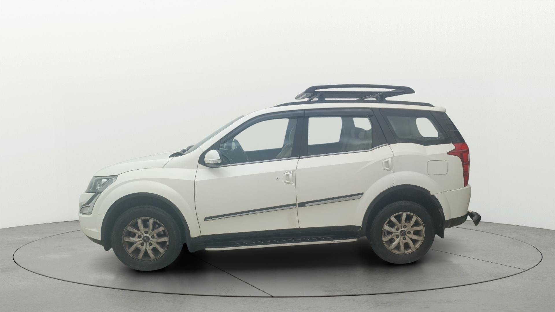 View 2017 Mahindra XUV500 W10 FWD AT Image 28 Used 2017 Mahindra XUV500 W10 FWD AT Image 28