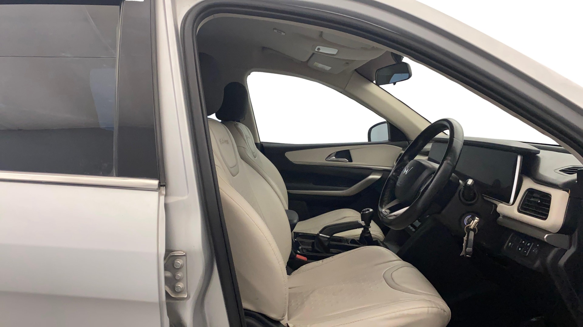 View 2022 Mahindra XUV700 MX Petrol 5 STR Image 27 Used 2022 Mahindra XUV700 MX Petrol 5 STR Image 27