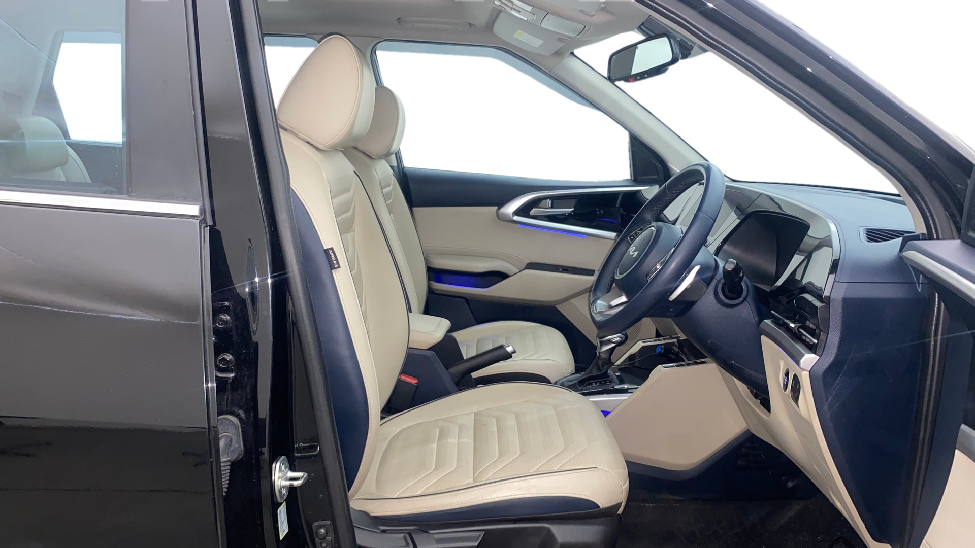 View 2023 Kia Carens Prestige 1.5 Petrol 7 STR Image 19 Used 2023 Kia Carens Prestige 1.5 Petrol 7 STR Image 19