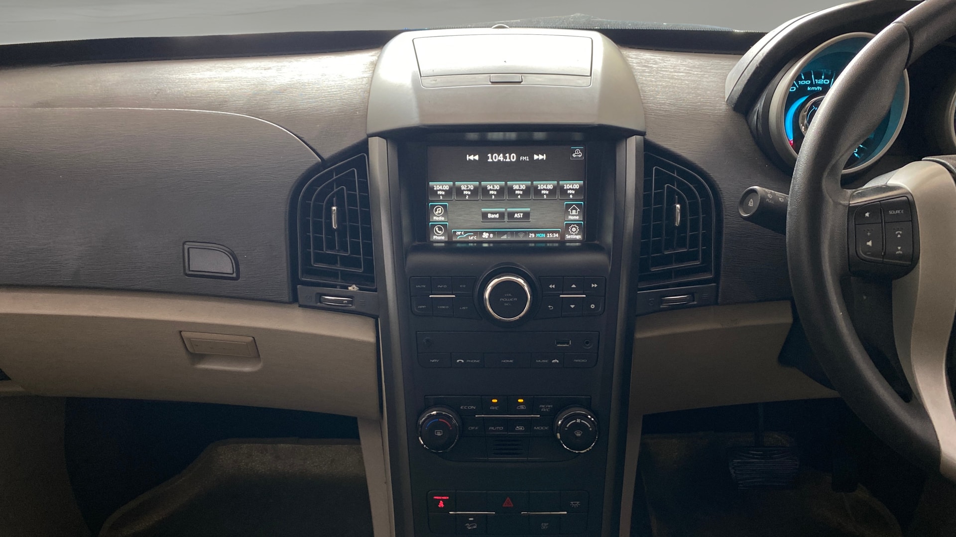 View 2018 Mahindra XUV500 W6 AT Image 18 Used 2018 Mahindra XUV500 W6 AT Image 18