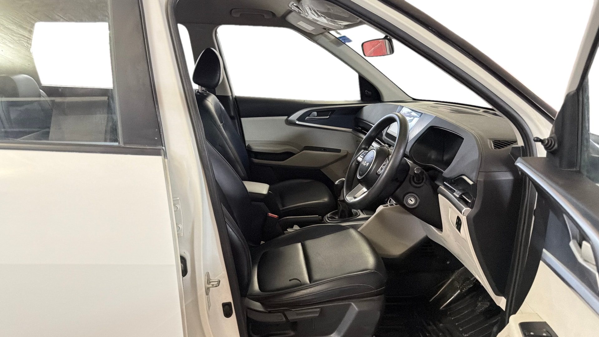 View 2023 Kia Carens Premium 1.5 Petrol 7 STR Image 27 Used 2023 Kia Carens Premium 1.5 Petrol 7 STR Image 27