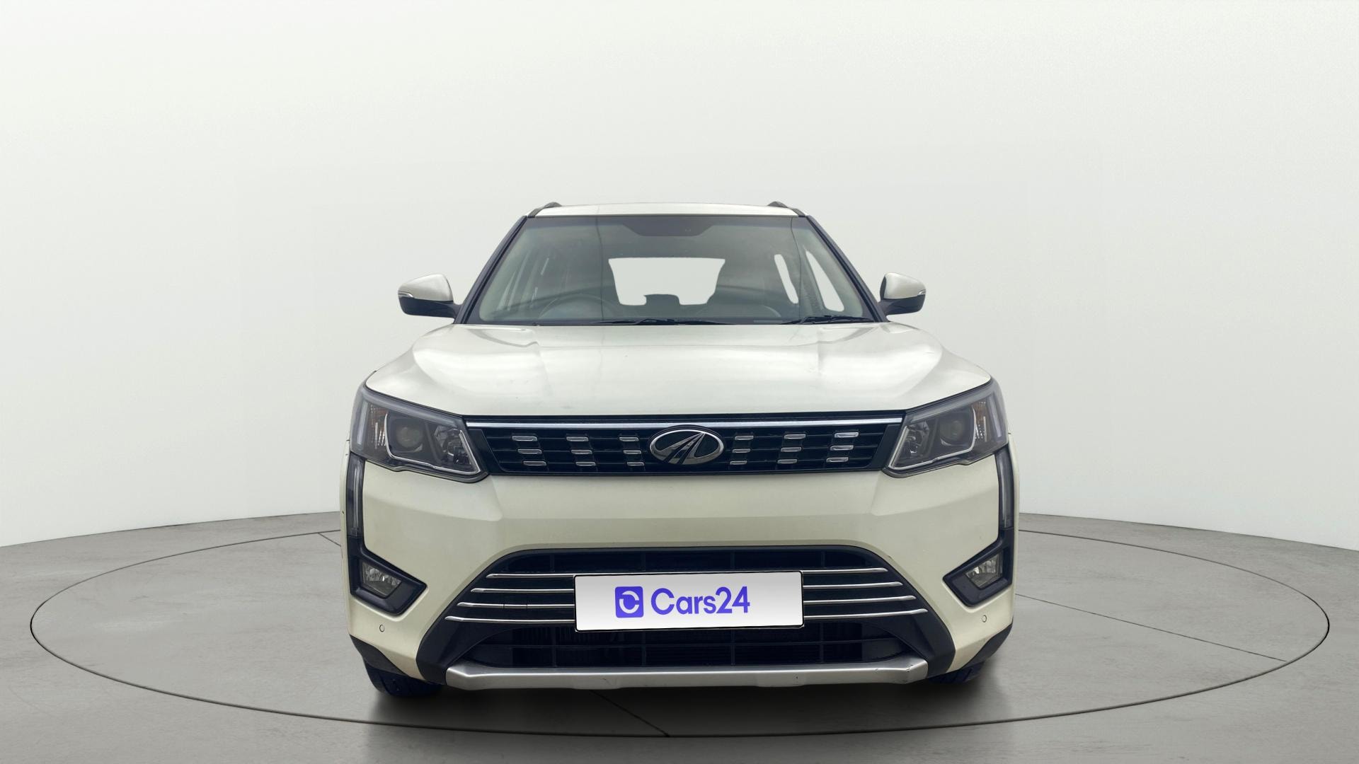 View 2021 Mahindra XUV300 W4 Petrol BS IV Image 1 Used 2021 Mahindra XUV300 W4 Petrol BS IV Image 1