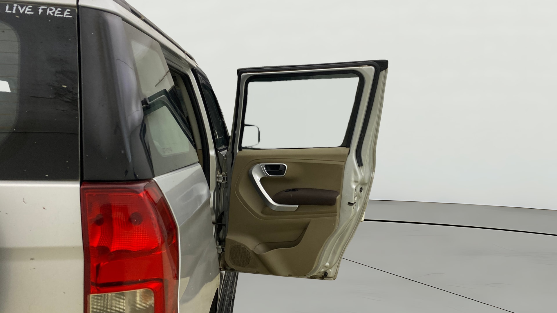 View 2017 Mahindra TUV300 T8 Image 5 Used 2017 Mahindra TUV300 T8 Image 5