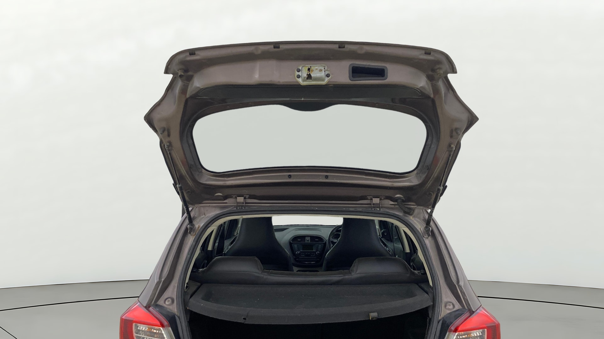 View 2018 Tata Tiago Revotorq XB Image 16 Used 2018 Tata Tiago Revotorq XB Image 16