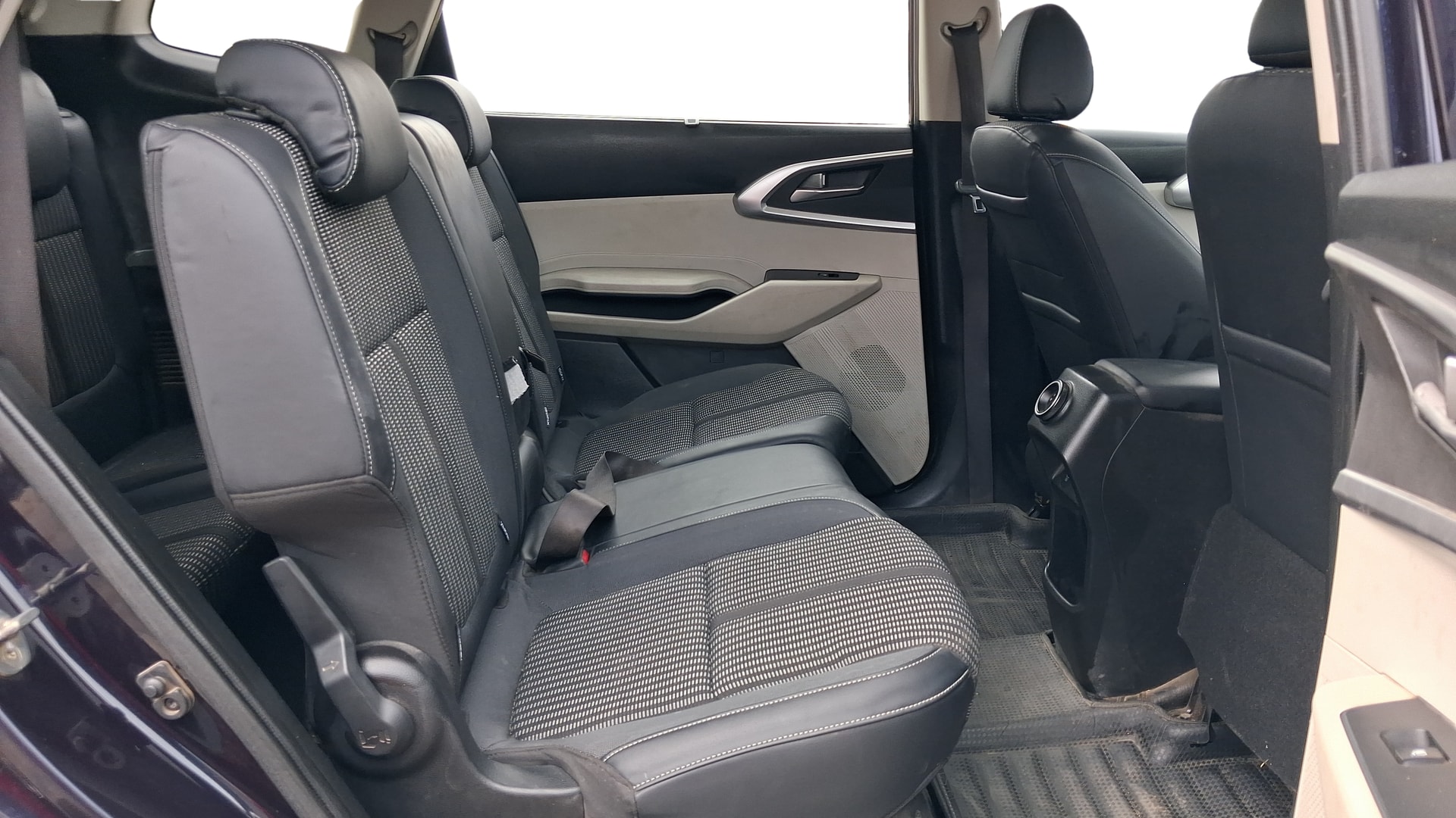 View 2022 Kia Carens Prestige Plus 1.4 DCT Petrol 7 STR Image 10 Used 2022 Kia Carens Prestige Plus 1.4 DCT Petrol 7 STR Image 10