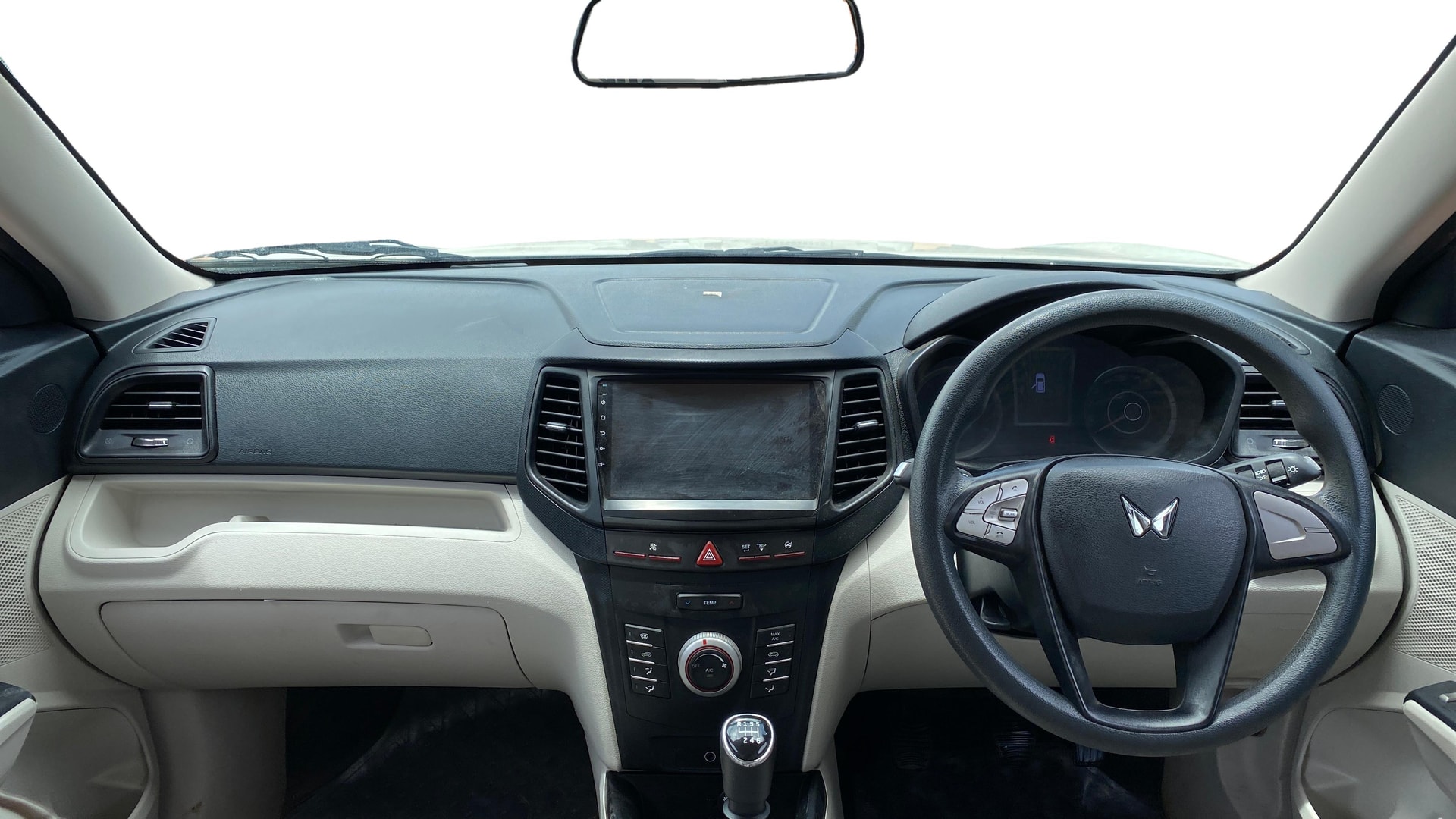 View 2023 Mahindra XUV300 W4 Petrol BS IV Image 15 Used 2023 Mahindra XUV300 W4 Petrol BS IV Image 15
