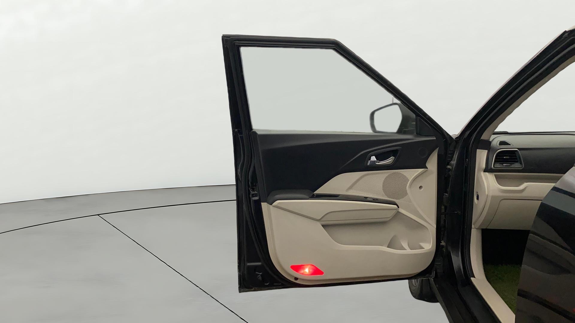 View 2021 Mahindra XUV300 W4 Petrol BS IV Image 39 Used 2021 Mahindra XUV300 W4 Petrol BS IV Image 39