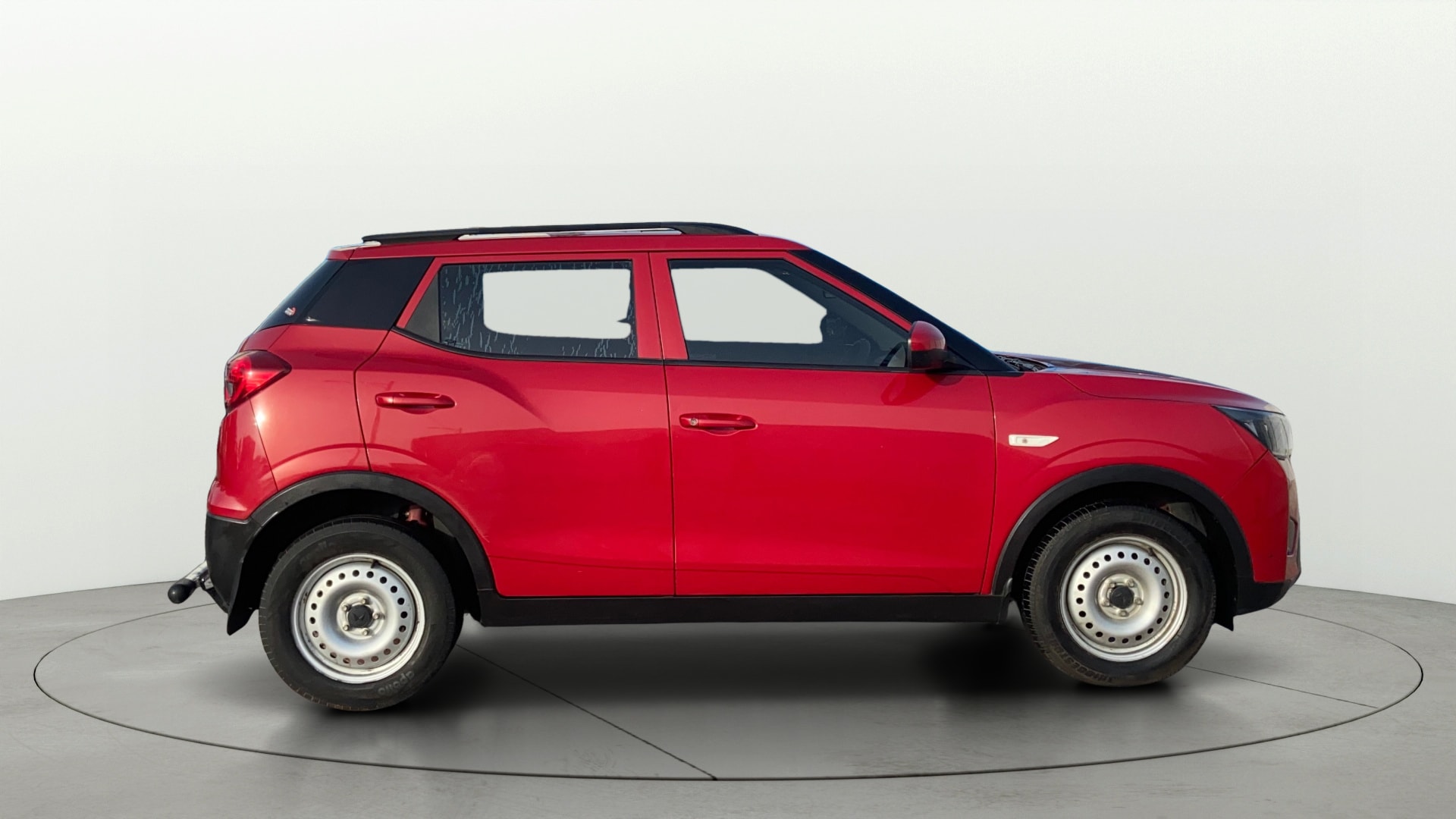 View 2024 Mahindra XUV300 W4 Petrol BS IV Image 8 Used 2024 Mahindra XUV300 W4 Petrol BS IV Image 8