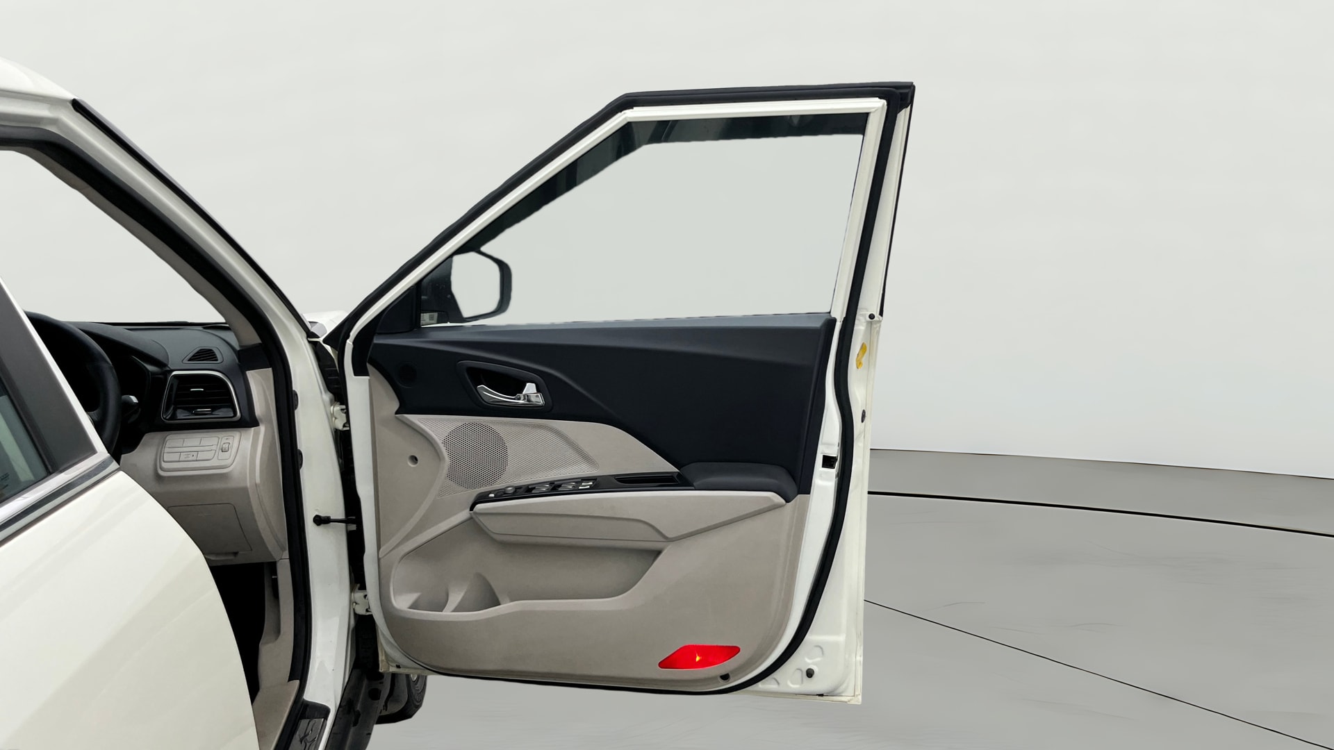 View 2020 Mahindra XUV300 W4 Petrol BS IV Image 46 Used 2020 Mahindra XUV300 W4 Petrol BS IV Image 46