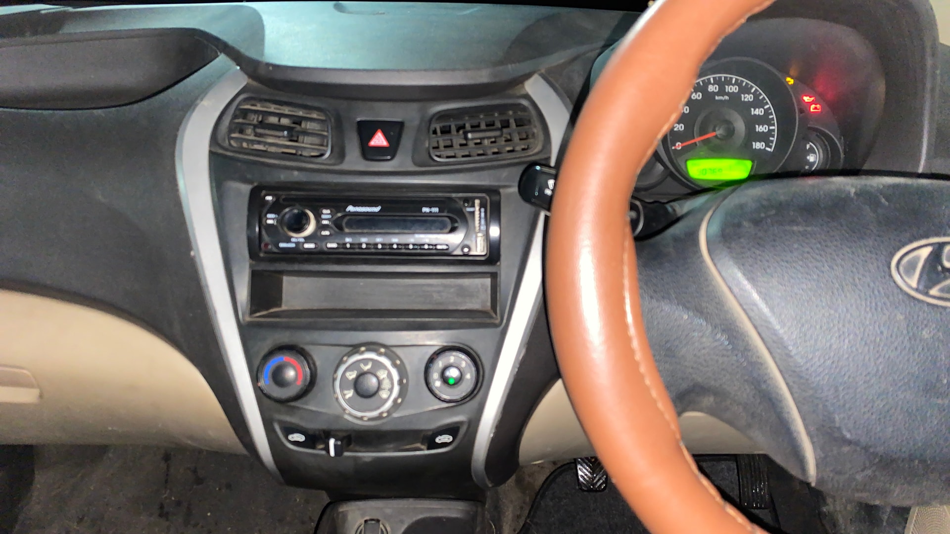 View 2015 Hyundai EON Era Plus Image 17 Used 2015 Hyundai EON Era Plus Image 17