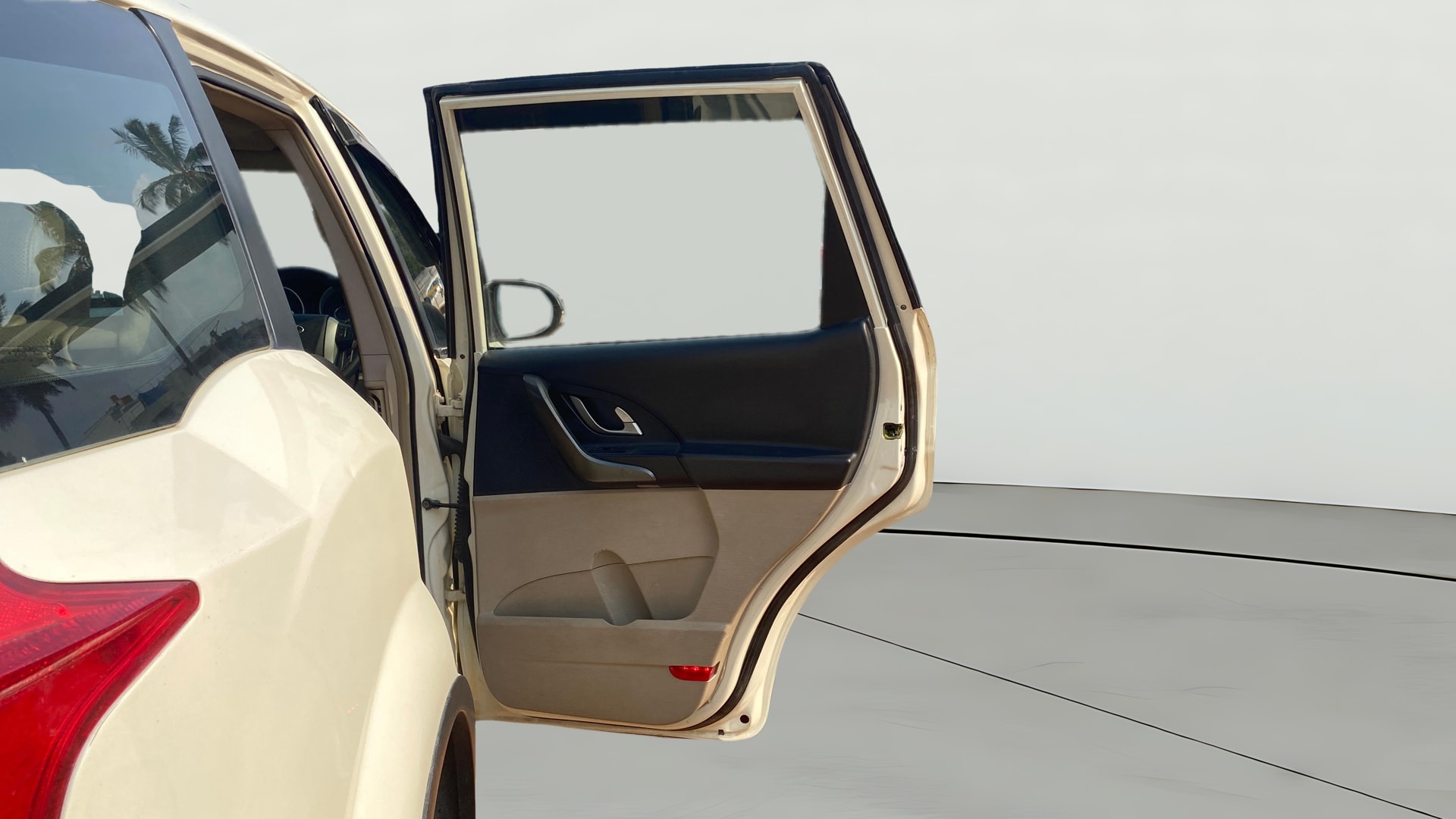View 2017 Mahindra XUV500 W10 1.99-Litre AT Image 6 Used 2017 Mahindra XUV500 W10 1.99-Litre AT Image 6