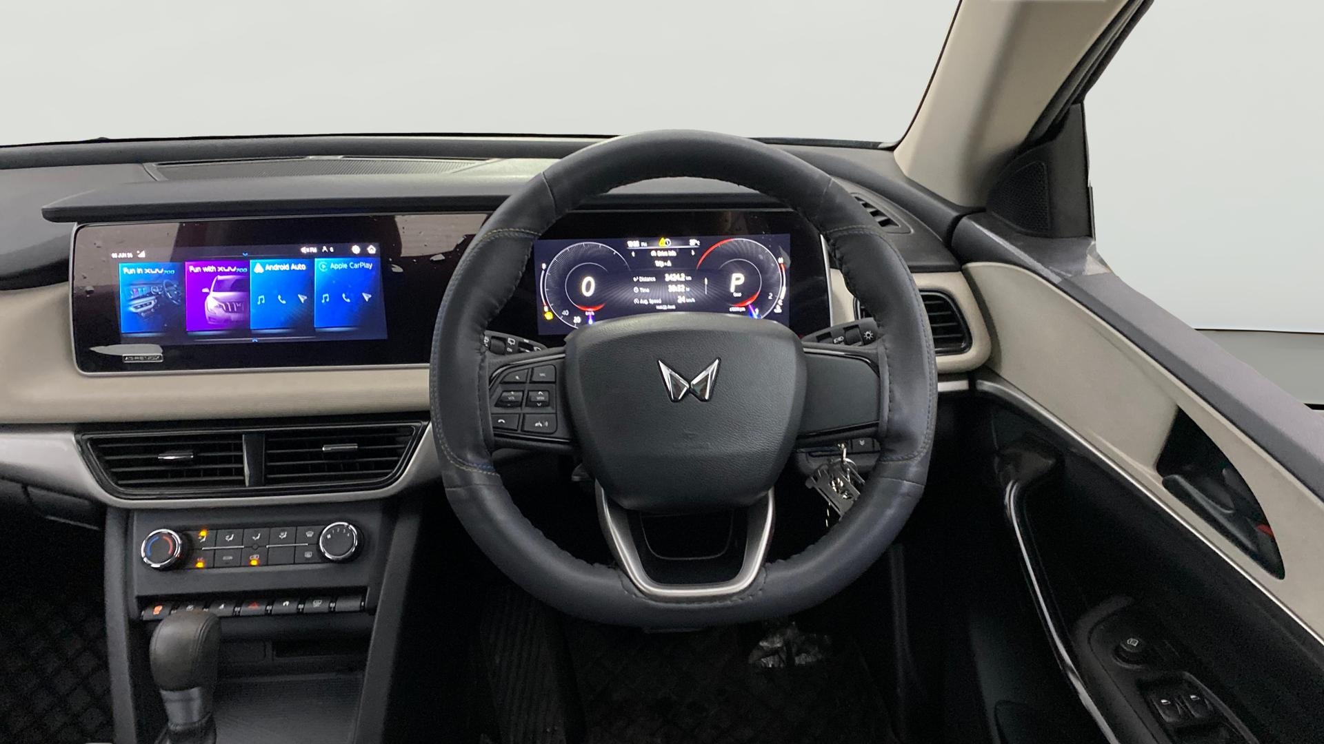 View 2023 Mahindra XUV700 MX Petrol 5 STR Image 20 Used 2023 Mahindra XUV700 MX Petrol 5 STR Image 20