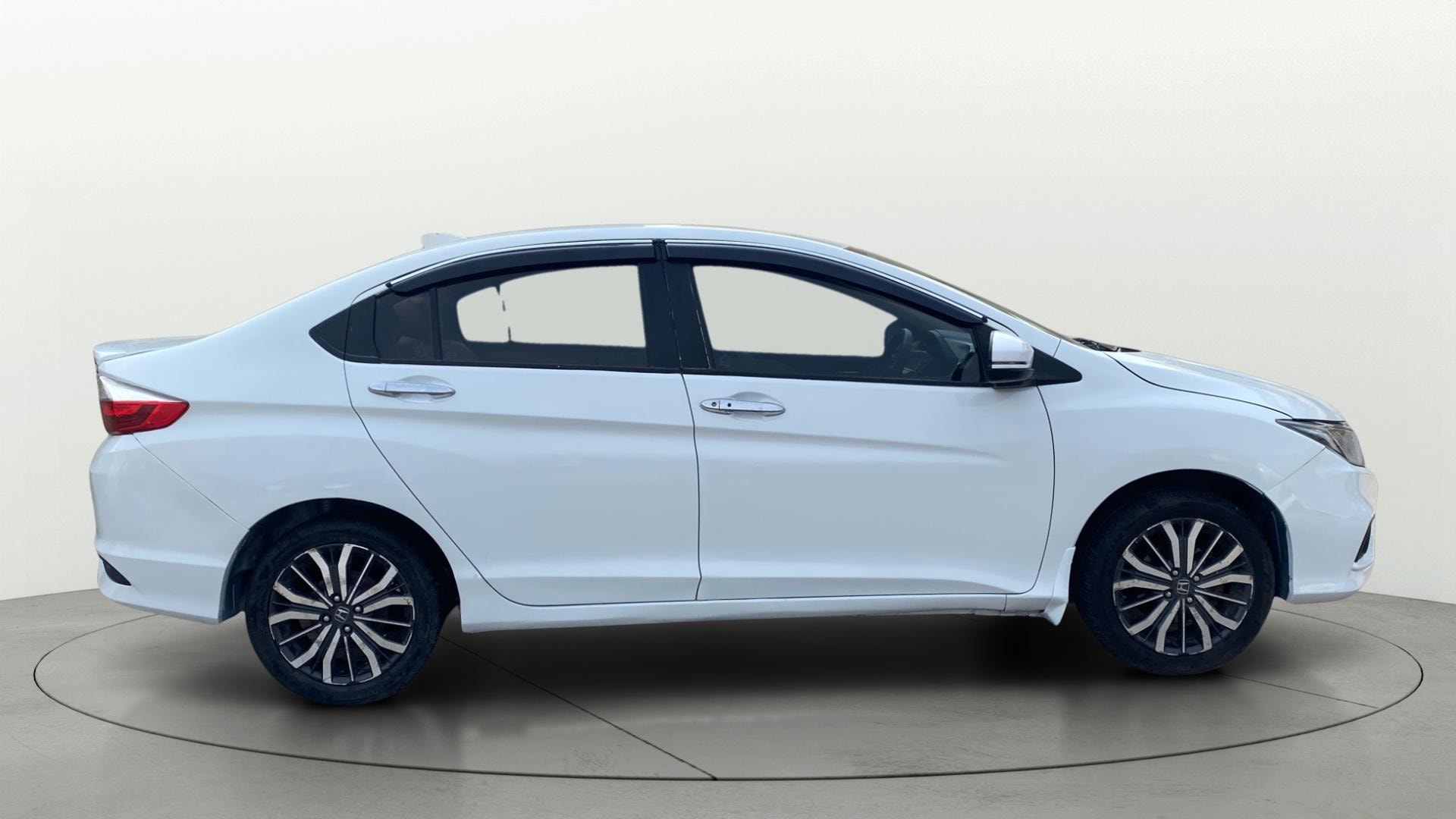 View 2017 Honda City ZX MT Diesel Anniversary Edition Image 9 Used 2017 Honda City ZX MT Diesel Anniversary Edition Image 9