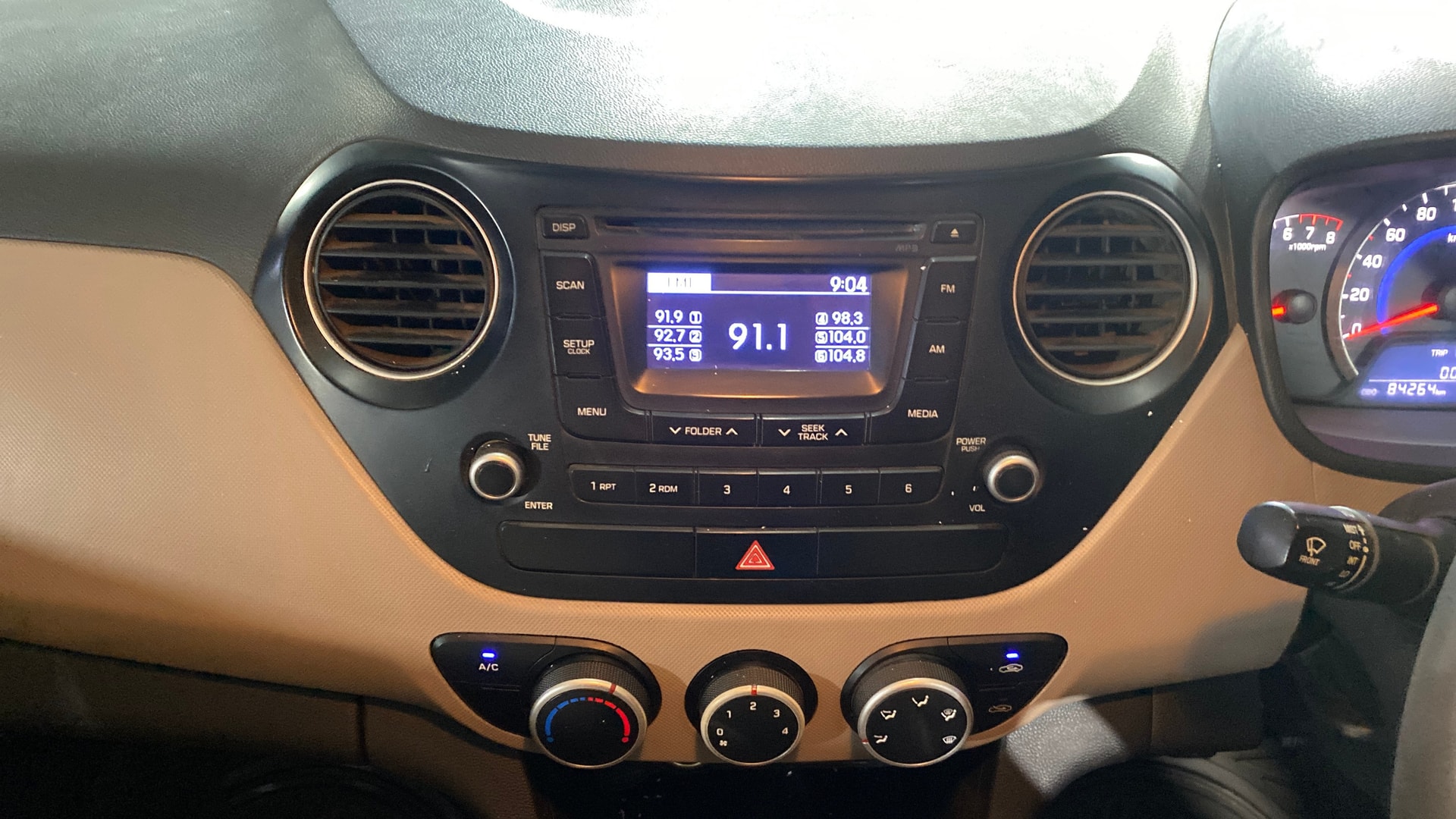 View 2015 Hyundai Grand i10 Sportz 1.2 Kappa Image 17 Used 2015 Hyundai Grand i10 Sportz 1.2 Kappa Image 17