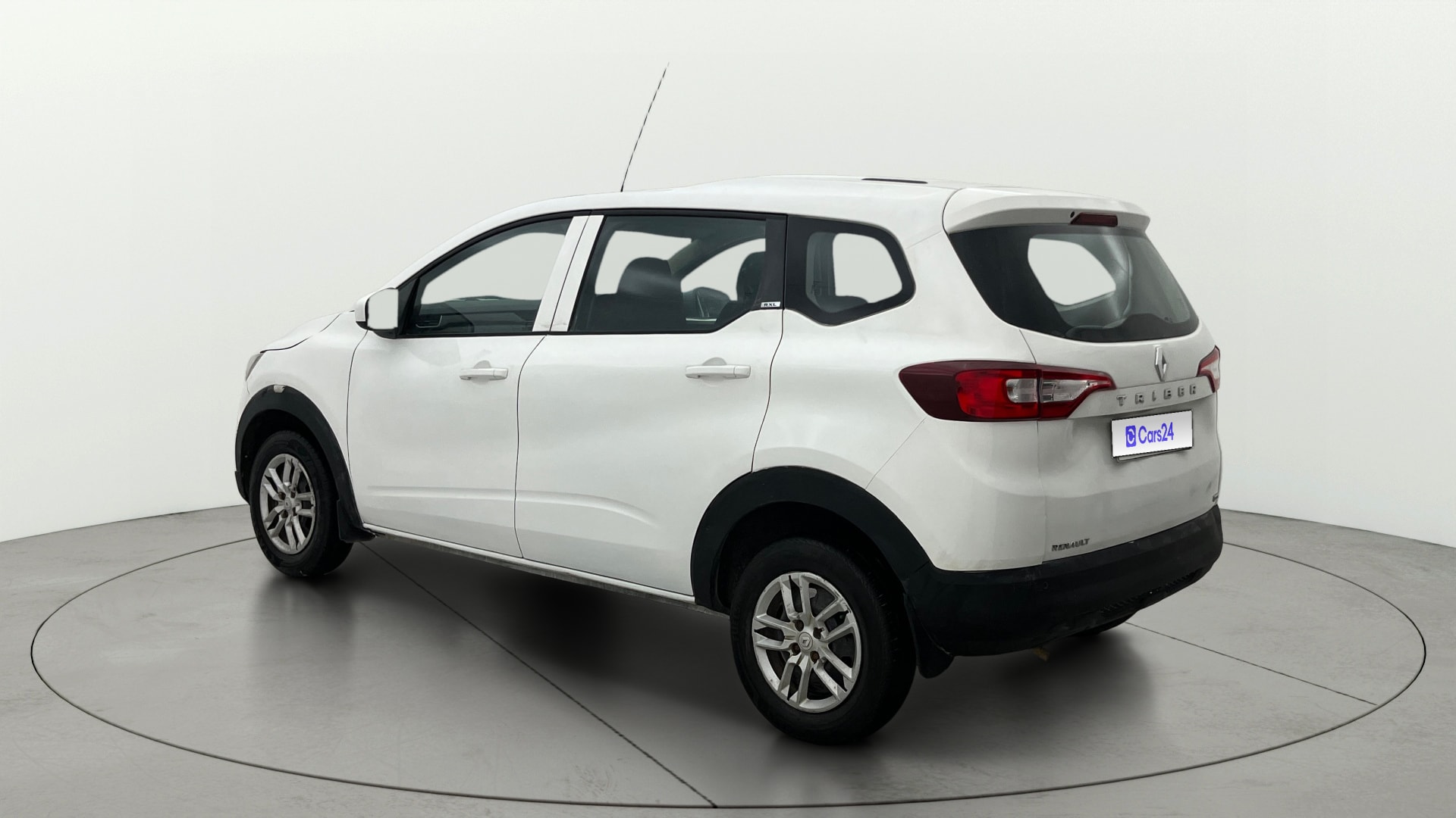 View 2019 Renault Triber RXE Image 2 Used 2019 Renault Triber RXE Image 2