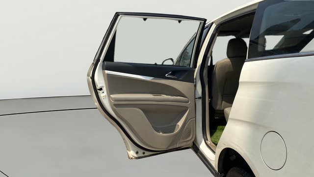 View Mahindra Marazzo Image 16 Used Mahindra Marazzo Image 16