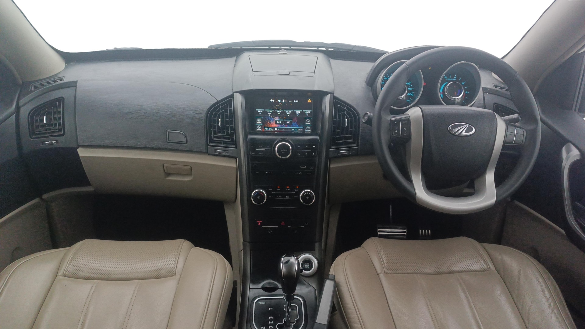 View 2017 Mahindra XUV500 W10 FWD AT Image 32 Used 2017 Mahindra XUV500 W10 FWD AT Image 32