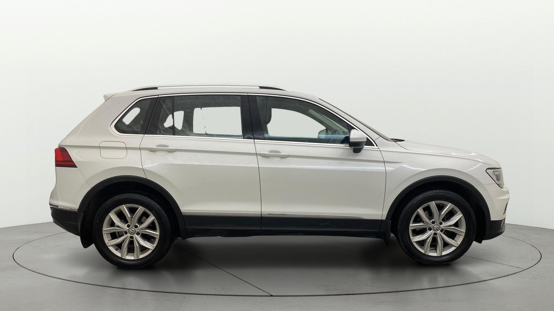 View 2017 Volkswagen Tiguan DSG 4MOTION Comfortline Image 9 Used 2017 Volkswagen Tiguan DSG 4MOTION Comfortline Image 9