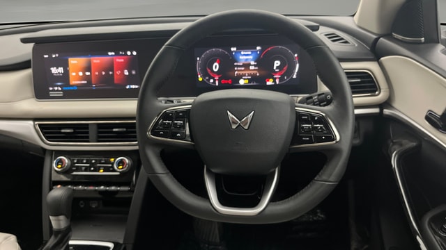 View Mahindra XUV700 Image 14 Used Mahindra XUV700 Image 14