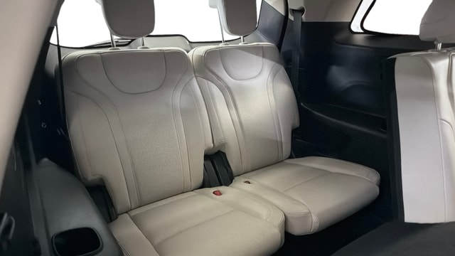 View Mahindra XUV700 Image 10 Used Mahindra XUV700 Image 10