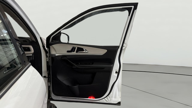 View Mahindra XUV700 Image 49 Used Mahindra XUV700 Image 49
