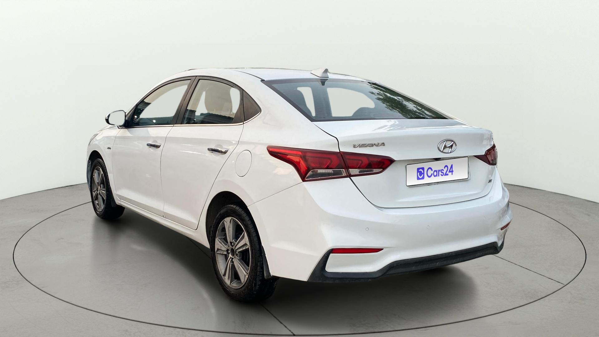 View 2019 Hyundai Verna 1.6 VTVT SX (O) AT Image 2 Used 2019 Hyundai Verna 1.6 VTVT SX (O) AT Image 2