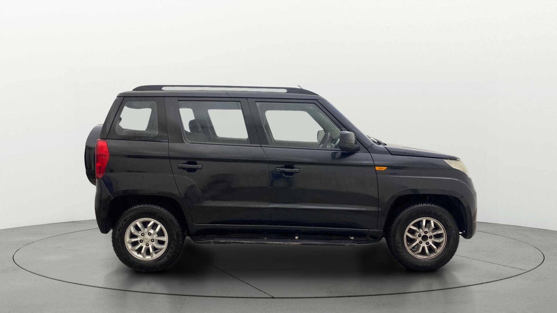 View 2017 Mahindra TUV300 T8 Image 8 Used 2017 Mahindra TUV300 T8 Image 8