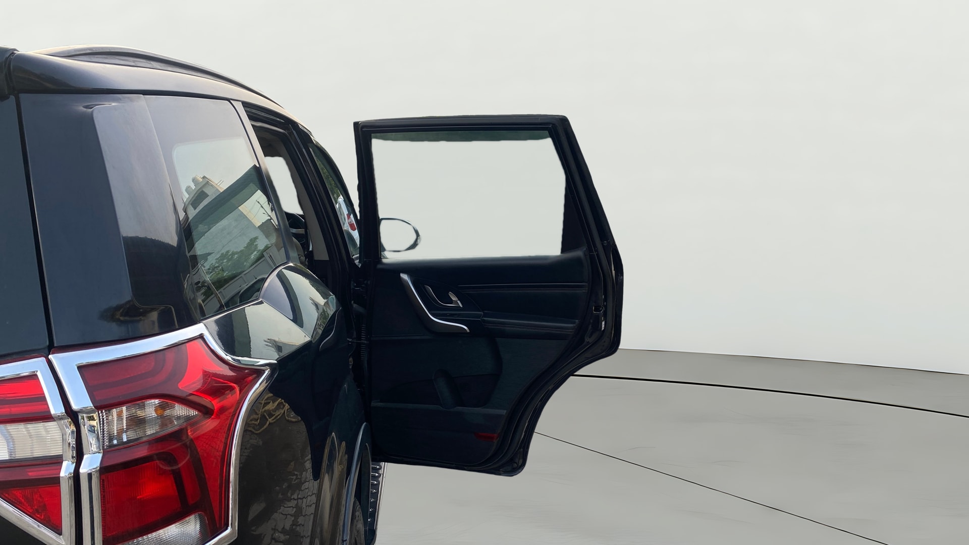 View 2018 Mahindra XUV500 W11 AT Image 6 Used 2018 Mahindra XUV500 W11 AT Image 6