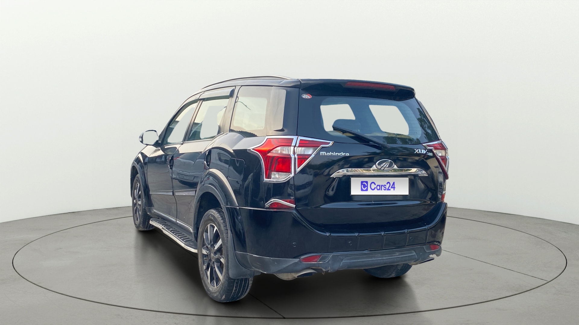 View 2018 Mahindra XUV500 W11 AT Image 2 Used 2018 Mahindra XUV500 W11 AT Image 2