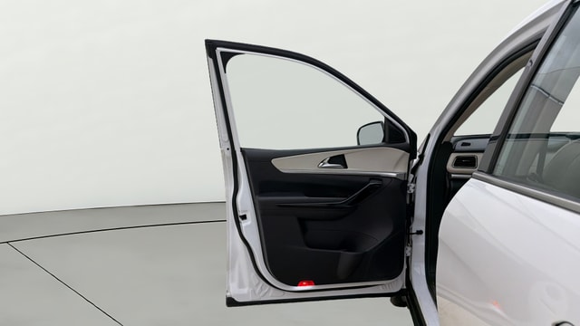 View Mahindra XUV700 Image 39 Used Mahindra XUV700 Image 39