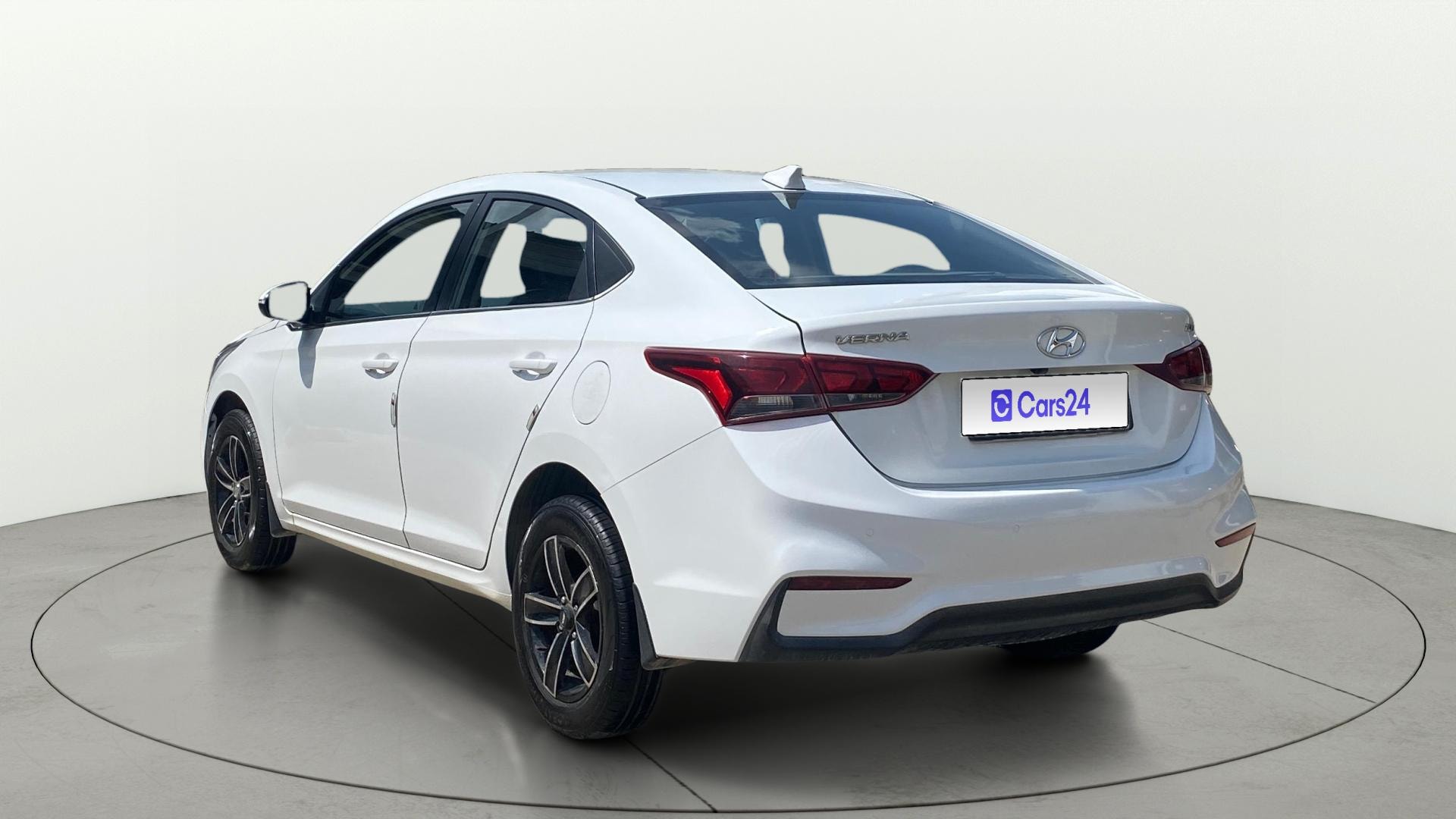 View 2018 Hyundai Verna 1.6 CRDI EX Image 2 Used 2018 Hyundai Verna 1.6 CRDI EX Image 2