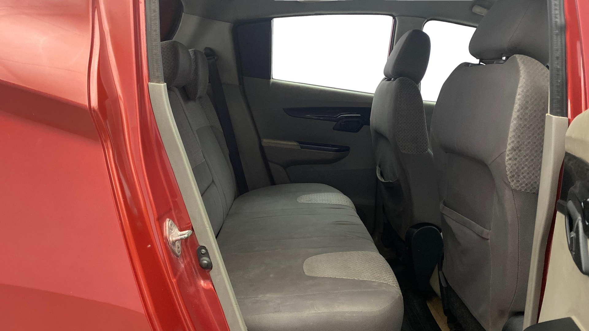 View 2016 Mahindra KUV100 K2 Petrol BS IV Image 33 Used 2016 Mahindra KUV100 K2 Petrol BS IV Image 33