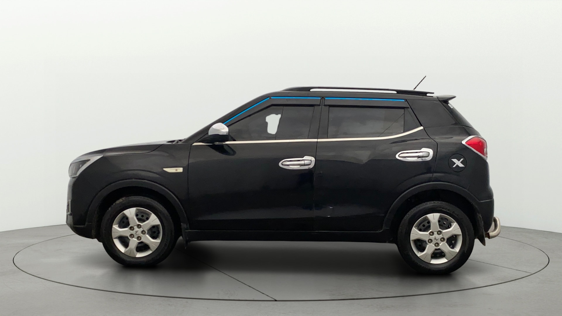 View 2023 Mahindra XUV300 W4 Petrol BS IV Image 5 Used 2023 Mahindra XUV300 W4 Petrol BS IV Image 5