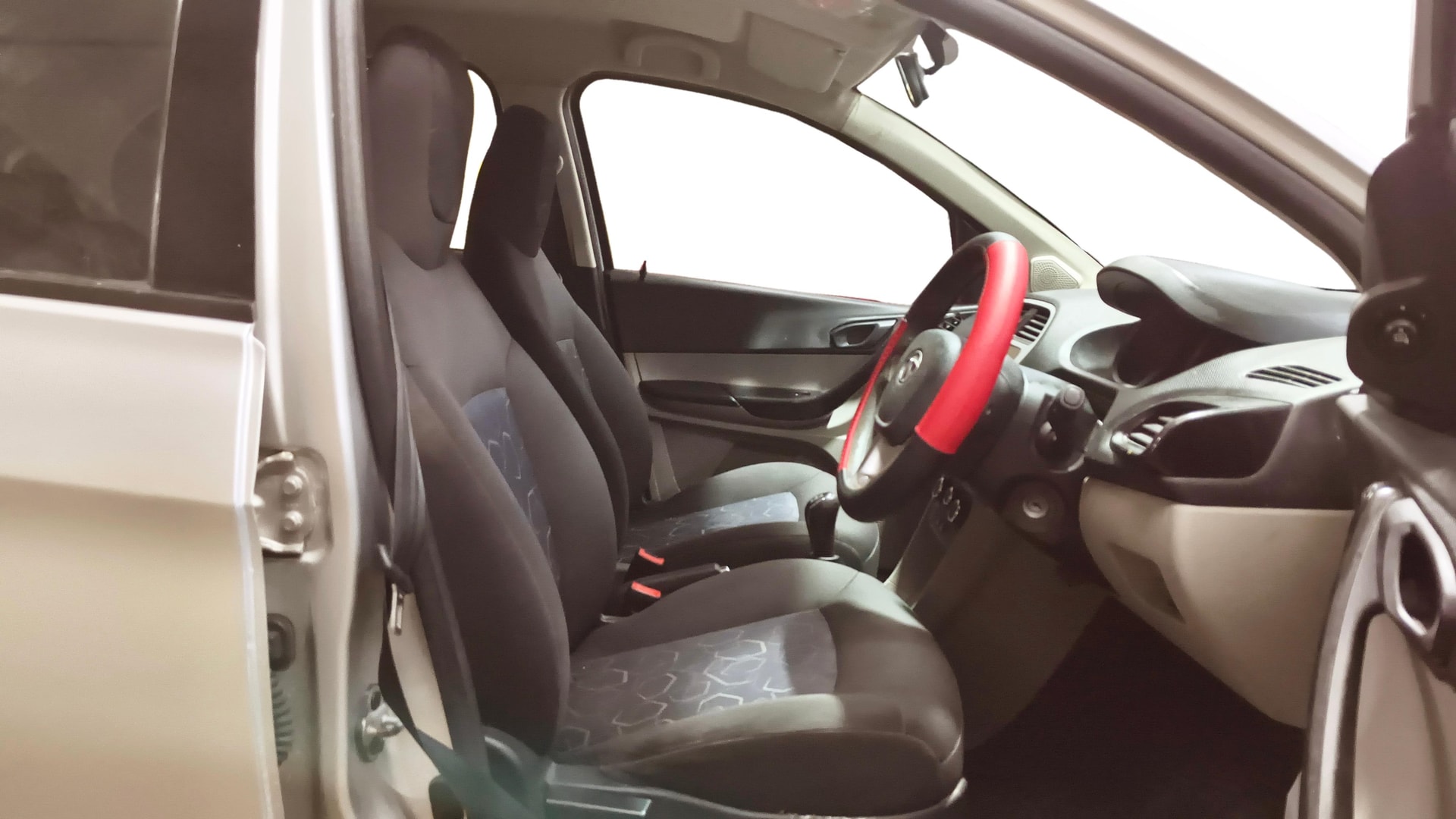 View 2016 Tata Tiago Revotorq XB Image 25 Used 2016 Tata Tiago Revotorq XB Image 25