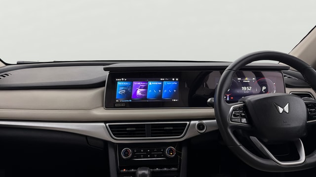 View Mahindra XUV700 Image 18 Used Mahindra XUV700 Image 18