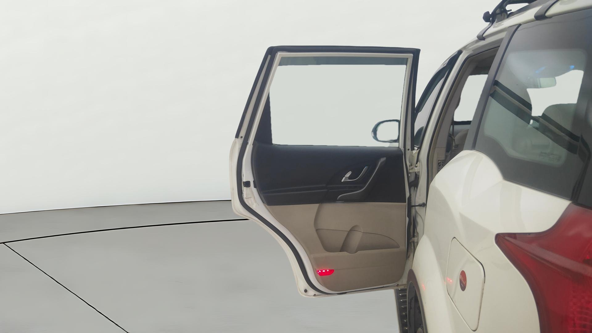 View 2017 Mahindra XUV500 W10 FWD AT Image 16 Used 2017 Mahindra XUV500 W10 FWD AT Image 16