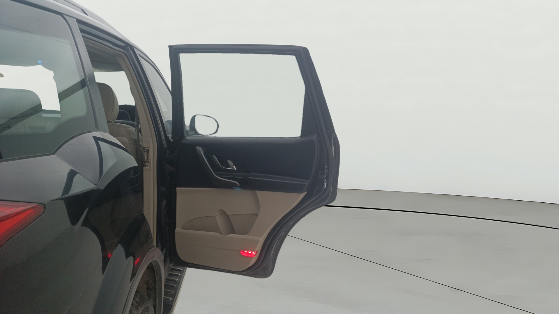 View 2016 Mahindra XUV500 W10 FWD Image 6 Used 2016 Mahindra XUV500 W10 FWD Image 6