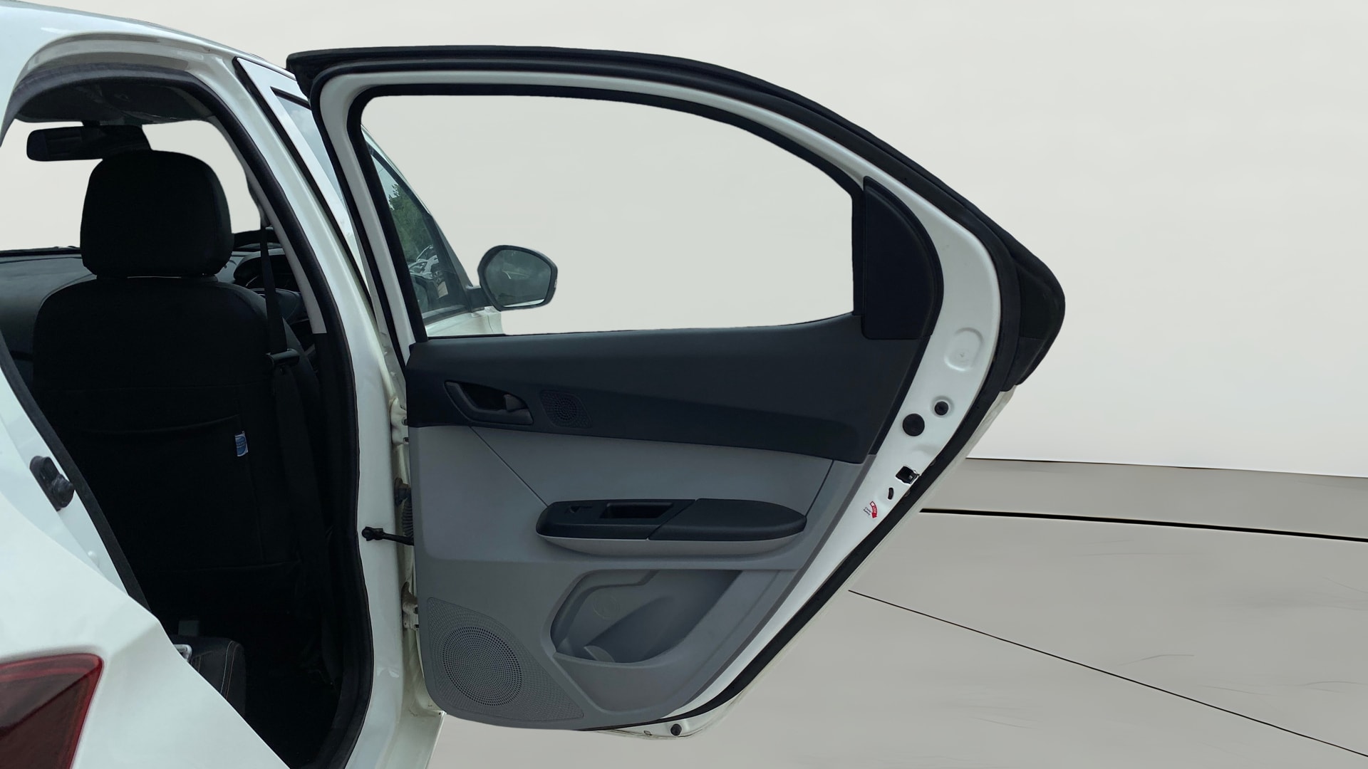 View 2023 Tata Tiago Revotorq XB Image 7 Used 2023 Tata Tiago Revotorq XB Image 7