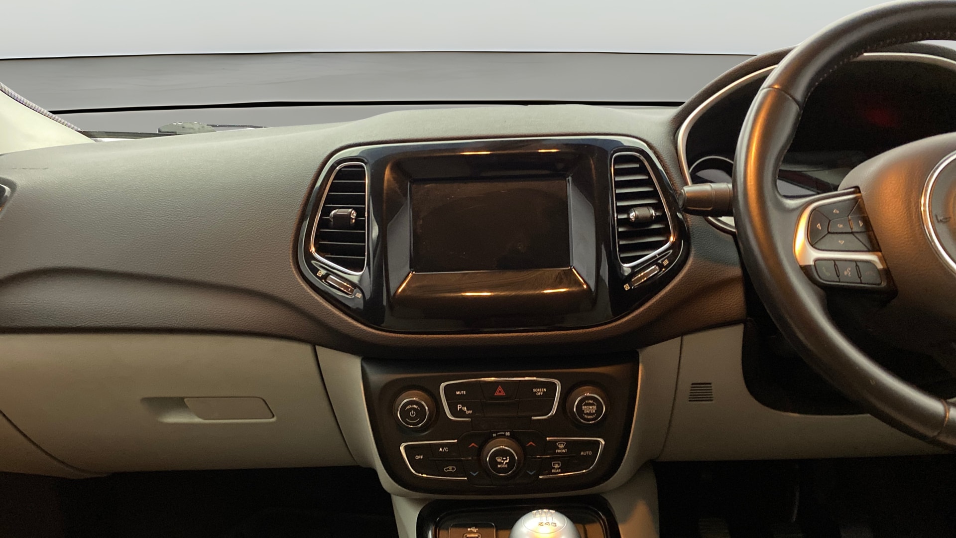View 2018 Jeep Compass Limited 4X4 (O) 2.0 Diesel BS IV Image 32 Used 2018 Jeep Compass Limited 4X4 (O) 2.0 Diesel BS IV Image 32