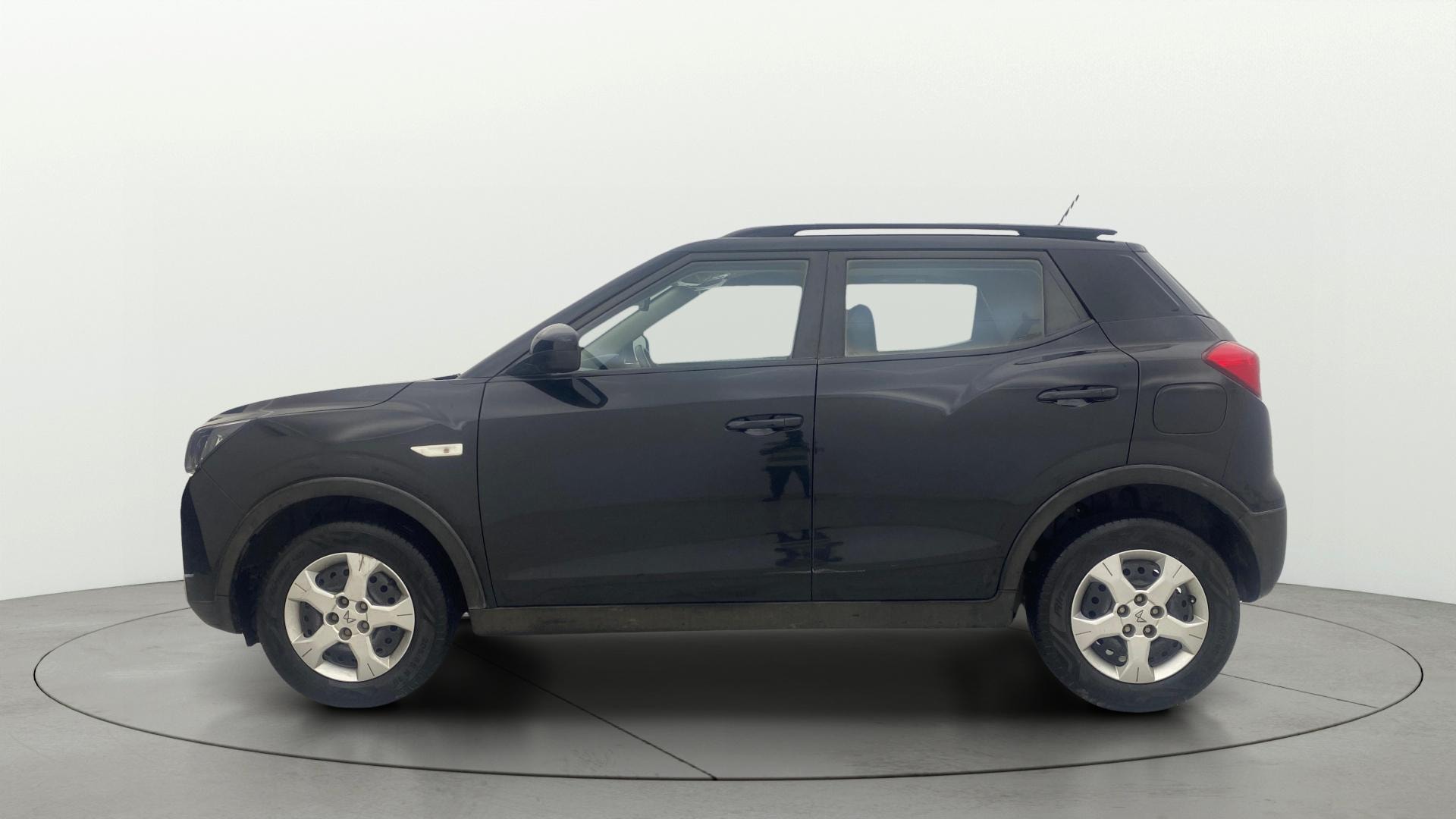 View 2023 Mahindra XUV300 W4 Petrol BS IV Image 5 Used 2023 Mahindra XUV300 W4 Petrol BS IV Image 5